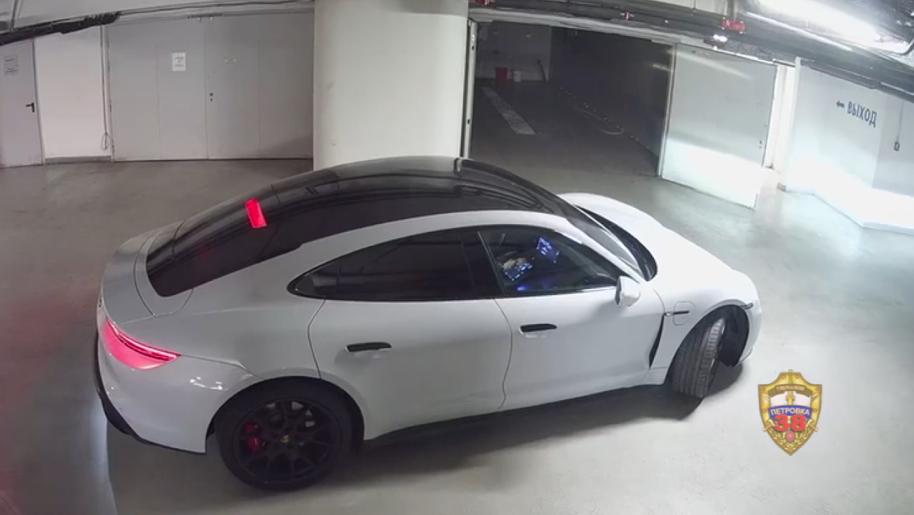 Житель Тверской области разбил чужой Porsche на мойке, где работал Видео: ГУ МВД России по городу Москве