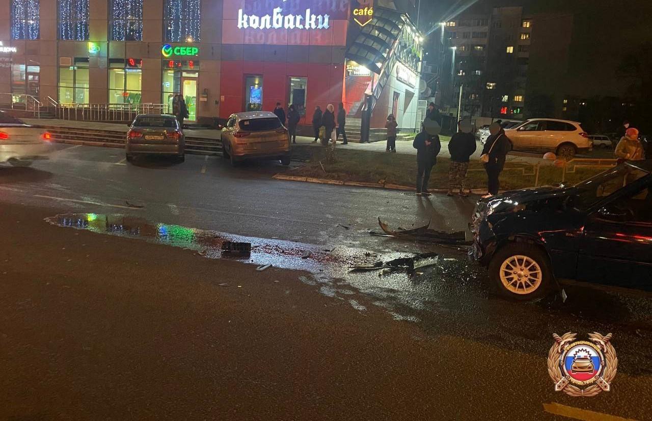 В Твери у ТЦ «Южный» на повороте во дворы произошло ДТП Фото: ГАИ