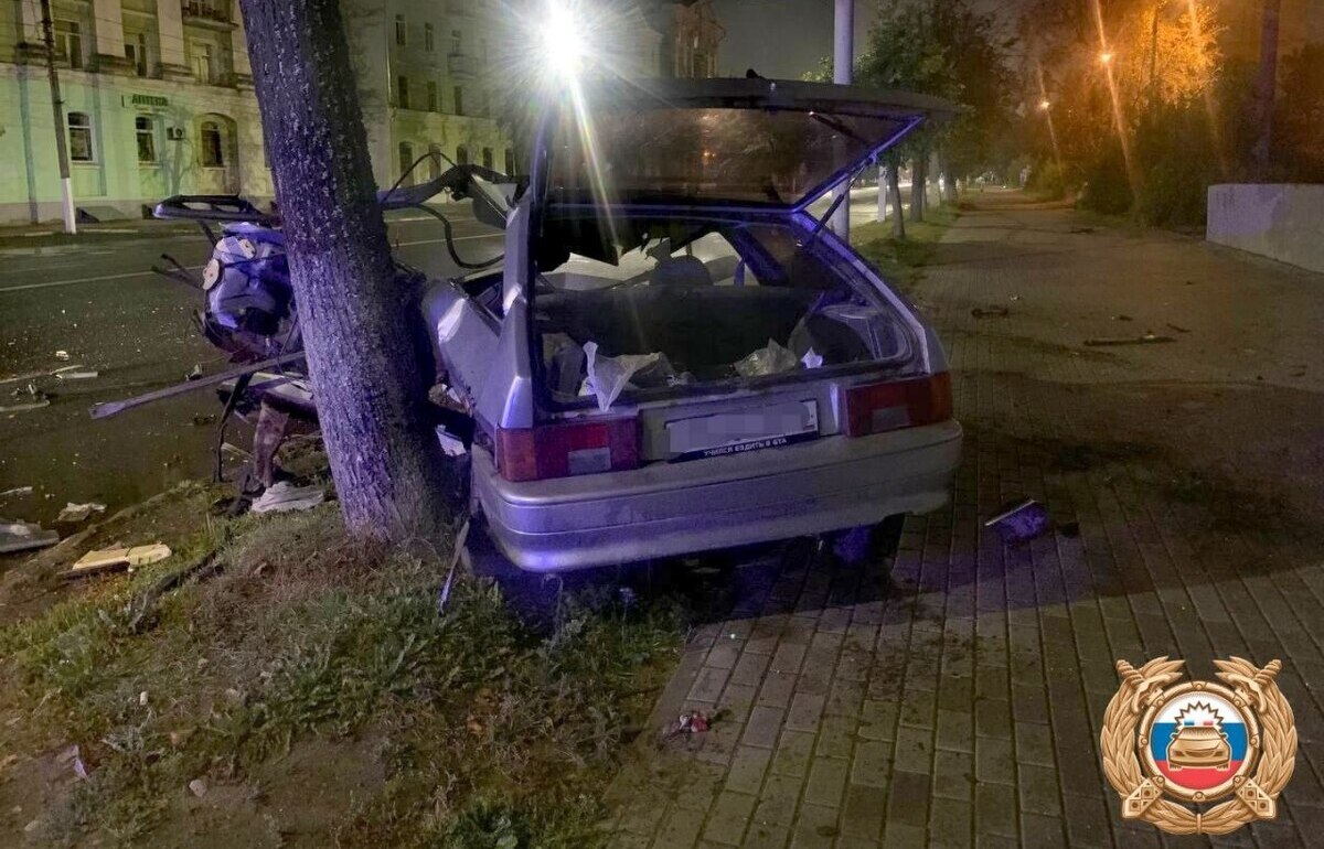 В Твери на проспекте Ленина ВАЗ столкнулся с опорой рекламного щита Фото: ГАИ