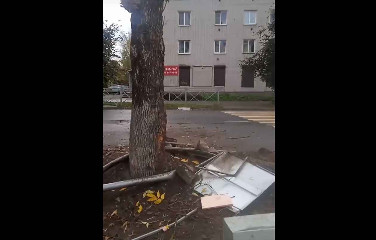 В ДТП в Вышнем Волочке Тверской области серьезно пострадал парк Видео: соцсети