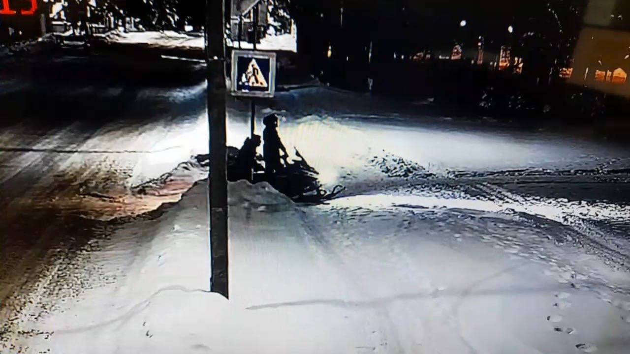 Во Ржеве неизвестный ночью на снегоходе катался по улицам и мемориалам города Фото, видео: соцмедиа