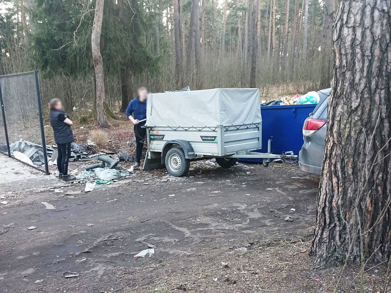 В Тверской области поймали тех, кто мусорит в лесу 