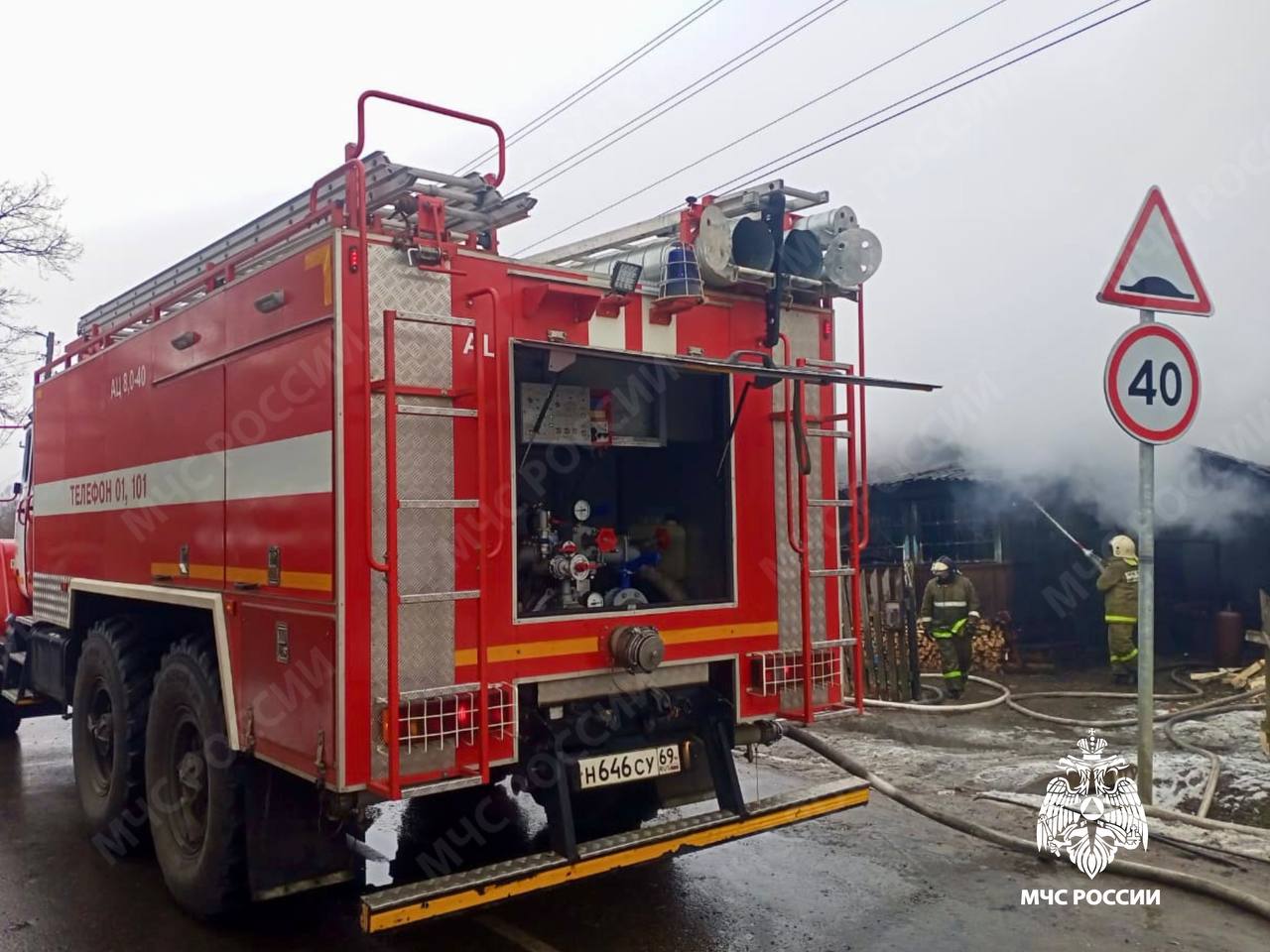 В Оленино сгорел дом на две квартиры 