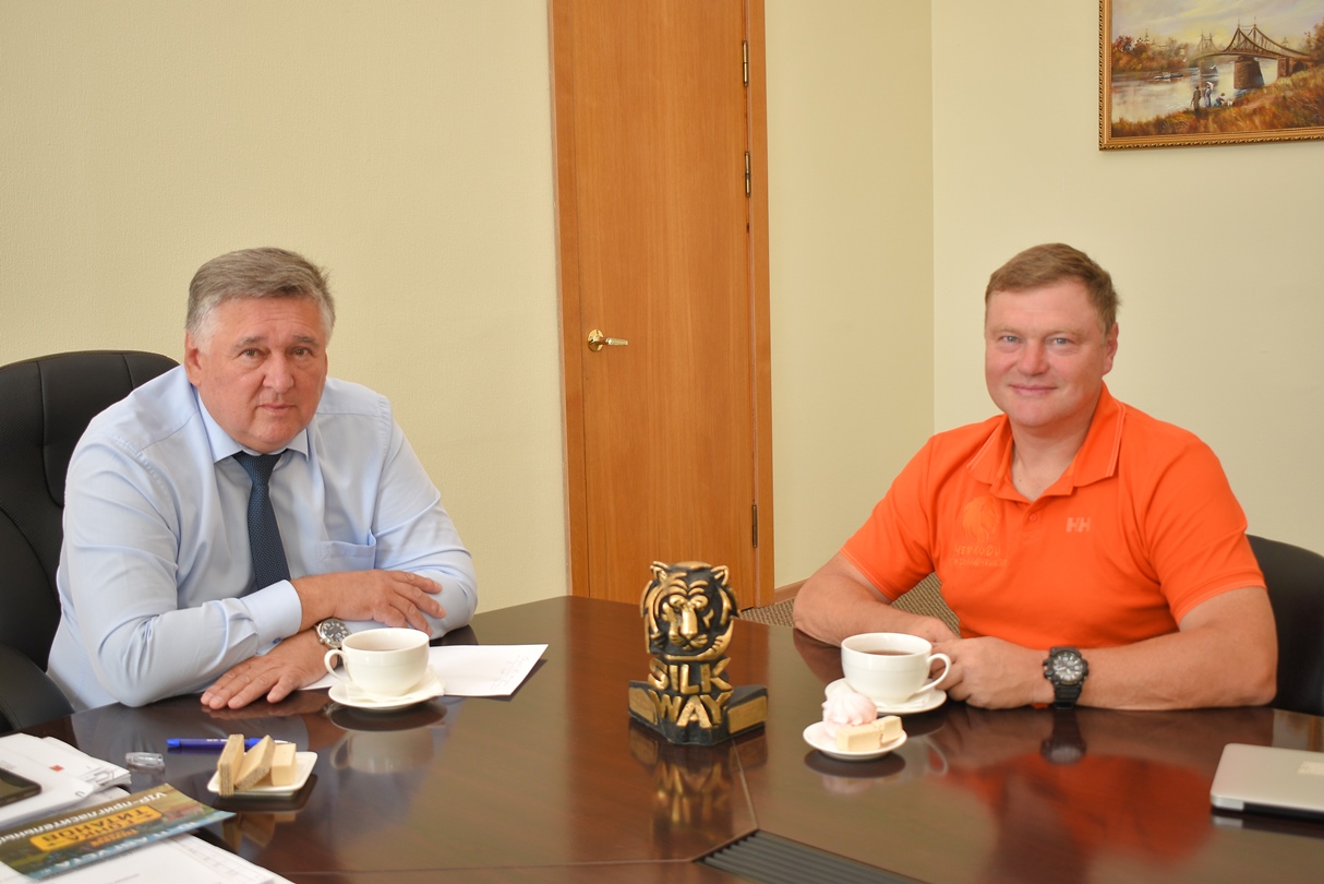 Глава Твери Алексей Огоньков встретился с серебряным призером  «Шелкового пути - 2024» Евгением Павловым  Фото: администрация Твери