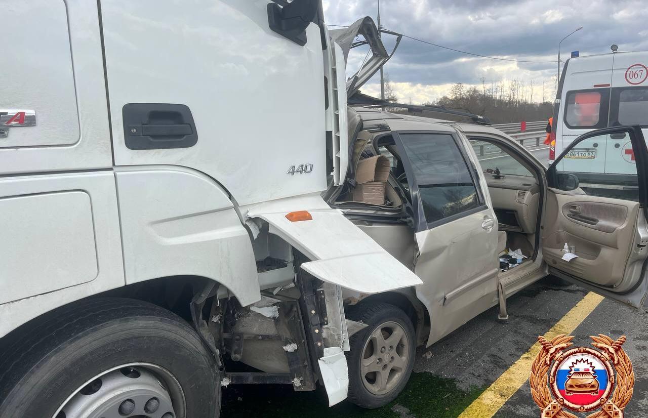 Один человек погиб и двое пострадали на трассе М10 в Тверской области  - новости Афанасий