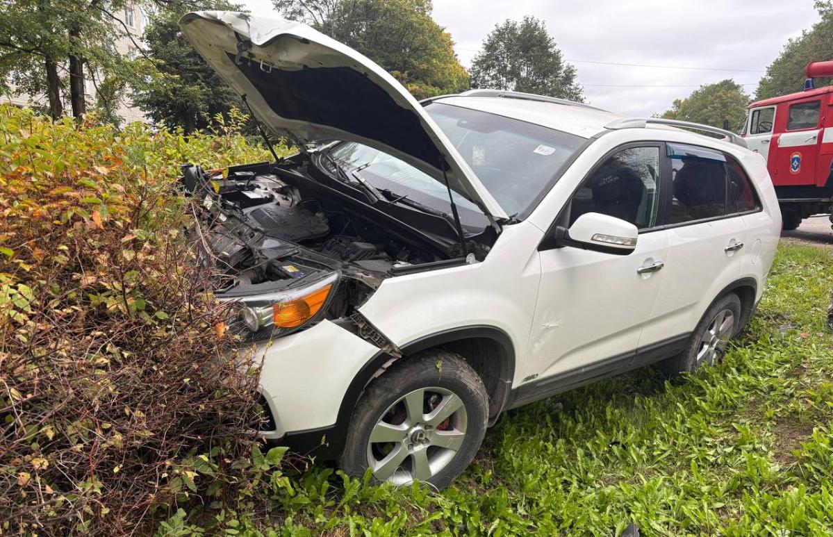 В Торжке машина вылетела с дороги после ДТП - новости Афанасий
