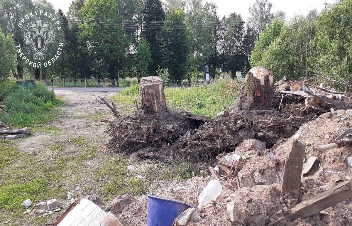 В Жарковском районе у Воинского захоронения дорожники свалили 260 тонн отходов - новости Афанасий