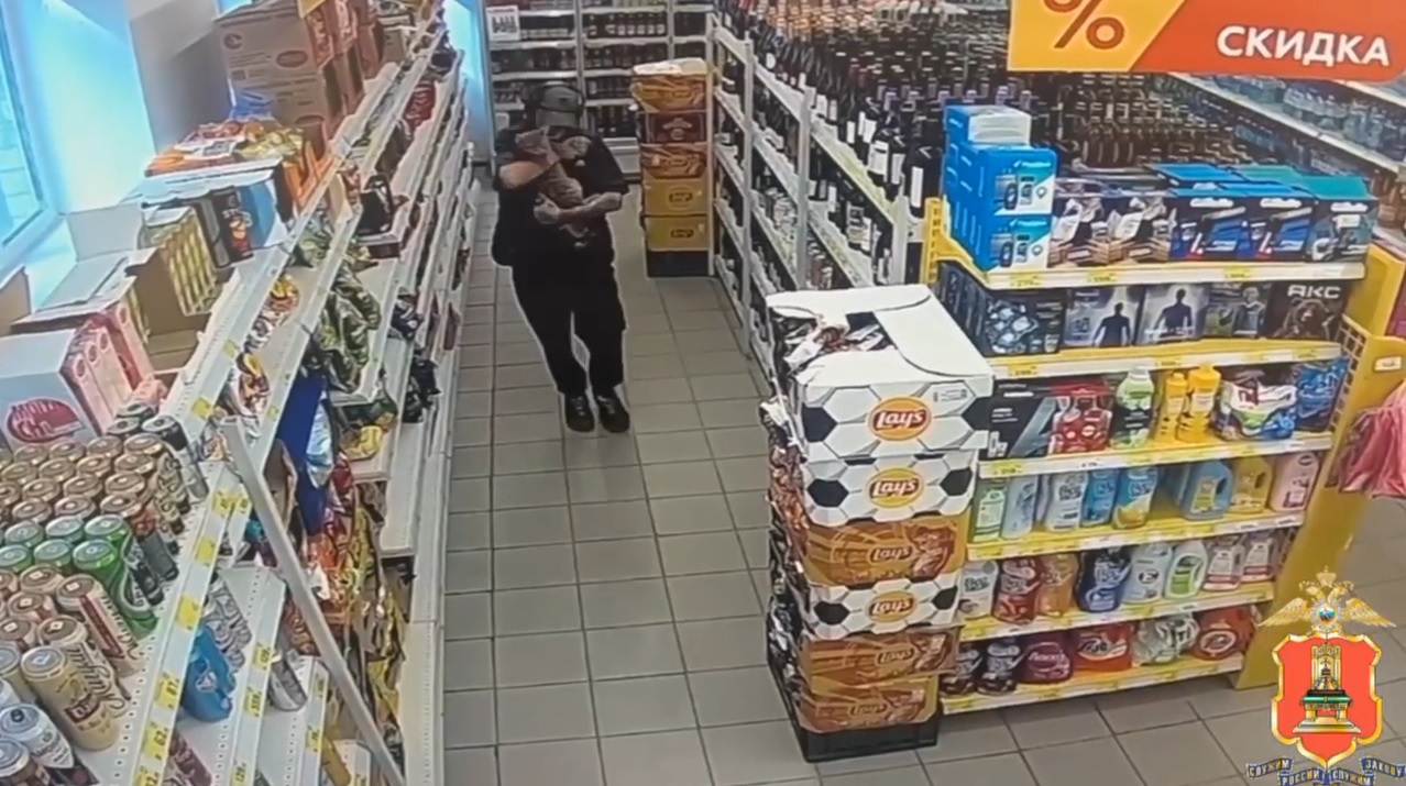 В Вышнем Волочке магазинный вор прикрывался кошкой  Видео: УМВД по Тверской области
