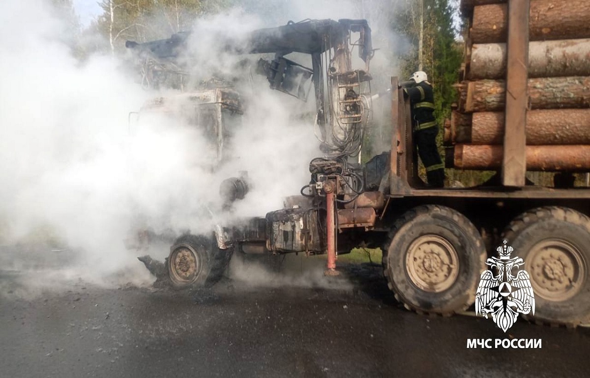 На трассе в Вышневолоцком районе горел лесовоз Фото: МЧС Тверской области
