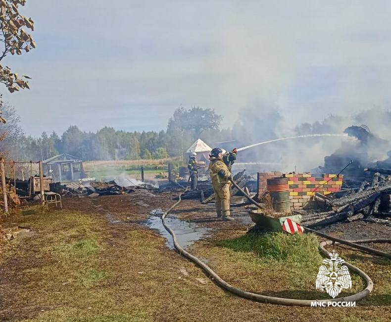 Расчеты четырех пожарных частей направлены под Старицу на серьезный пожар Фото: МЧС, с места Расчеты четырех пожарных частей направлены под Старицу на серьезный пожар Фото: МЧС, с места