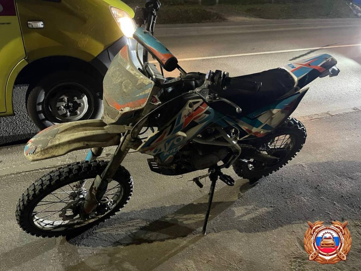 Водитель питбайка въехал в мачту освещения в поселке Новозавидовский Фото: ГАИ