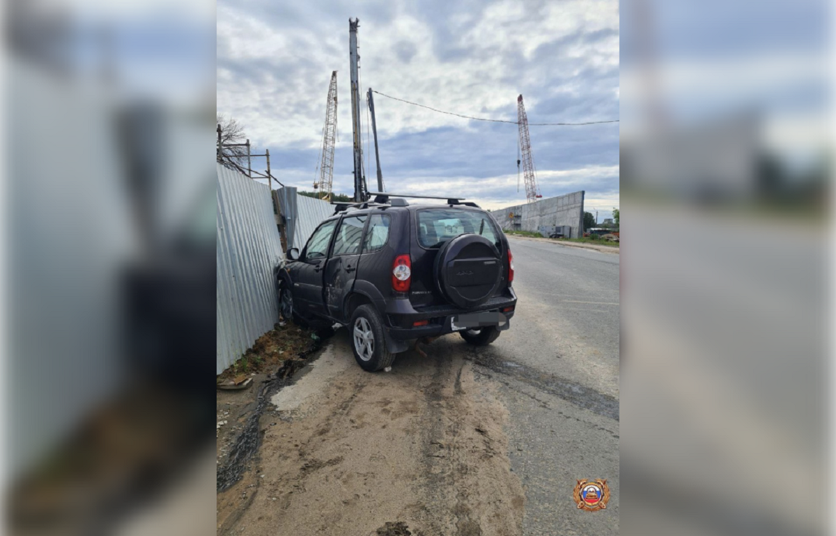 «Шевроле Нива» разбилась на закрытом Горбатом мосту в Твери Фото: Госавтоинспекция Твери