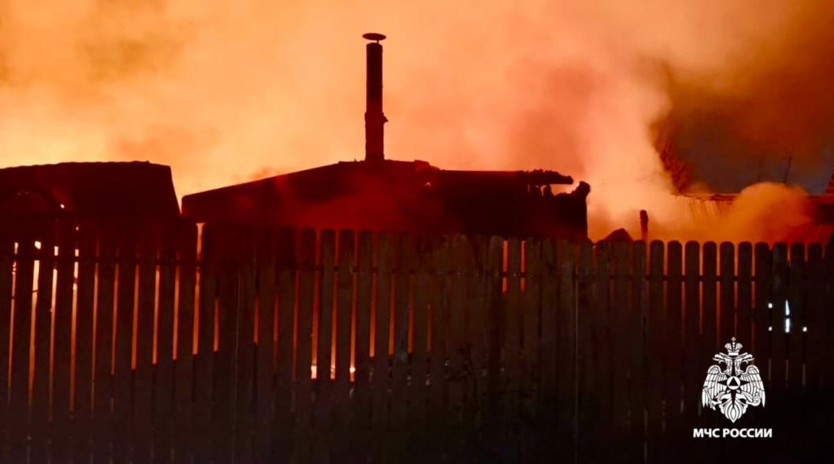 В Игуменке Тверской области ликвидируют сильный пожар Фото: МЧС Тверской области