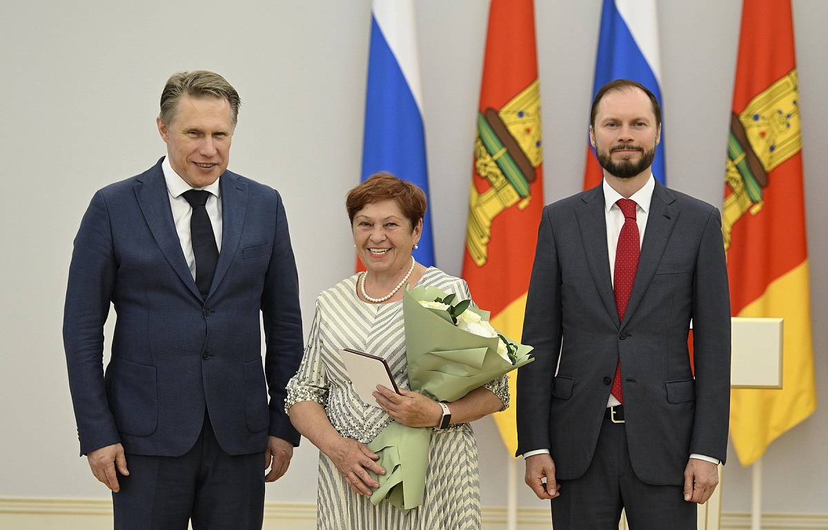 Виталий Королев и Михаил Мурашко наградили медиков Верхневолжья Фото предоставлено правительством Тверской области