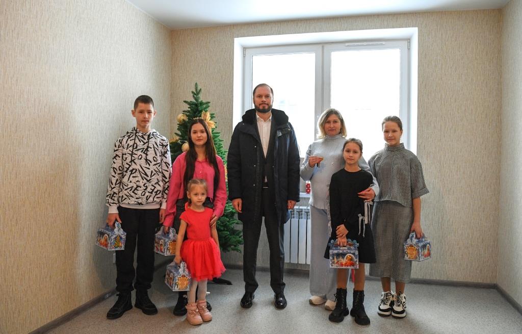 Многодетная семья из Селижарово получила ключи от новой квартиры - новости Афанасий