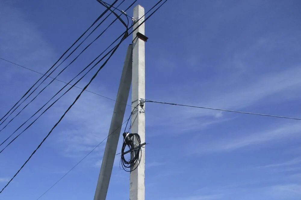 Тверские энергетики выявляют незаконно размещенные линии связи на опорах ЛЭП Фото: Владимир Новиков