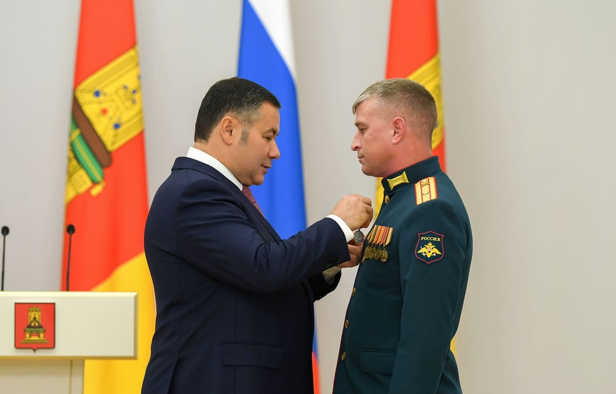 В преддверии Дня герба и флага Тверской области Губернатор Игорь Руденя вручил жителям Верхневолжья государственные и региональные награды Фото: правительство Тверской области