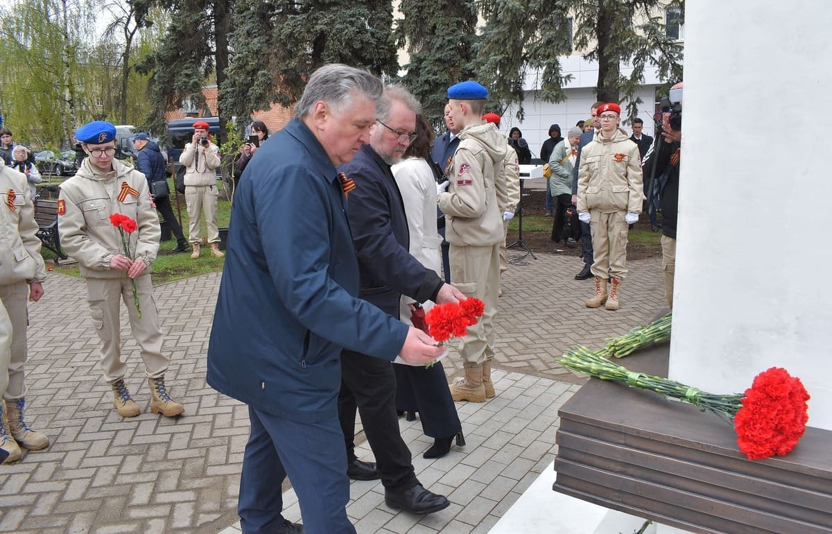 Глава Твери Алексей Огоньков принял участие в открытии памятника Паше Савельевой - новости Афанасий