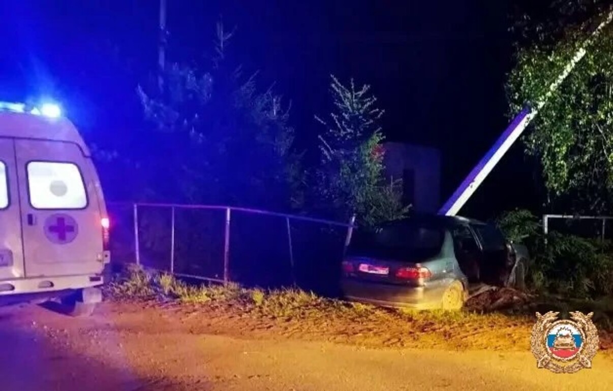 В Торопце Тверской области авто пробило забор: в ДТП пострадали четверо Фото: ГАИ
