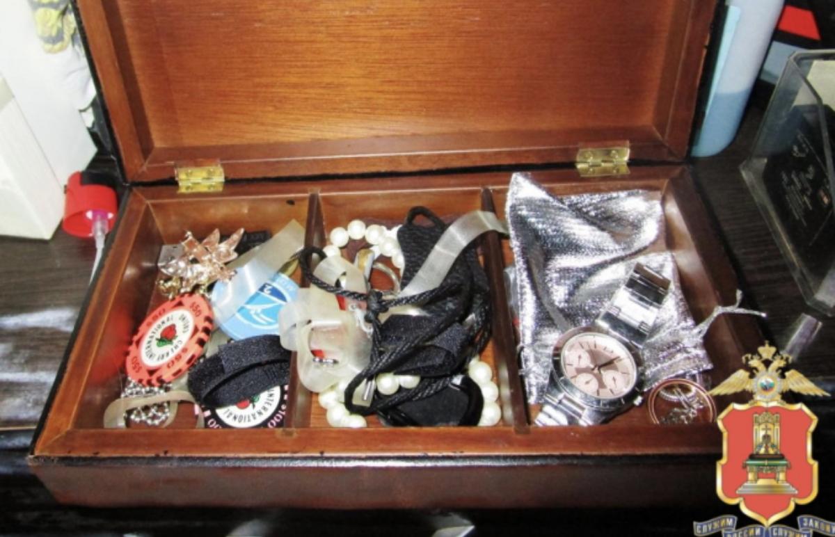 В Тверской области дети впустили в дом друга матери, а тот похитил украшения  - новости Афанасий