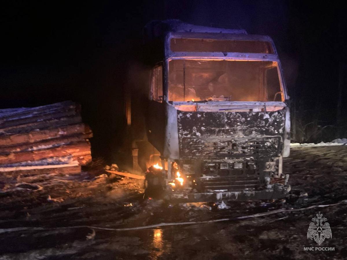 В Тверской области водитель сжег лесовоз, пытаясь согреться Фото: МЧС