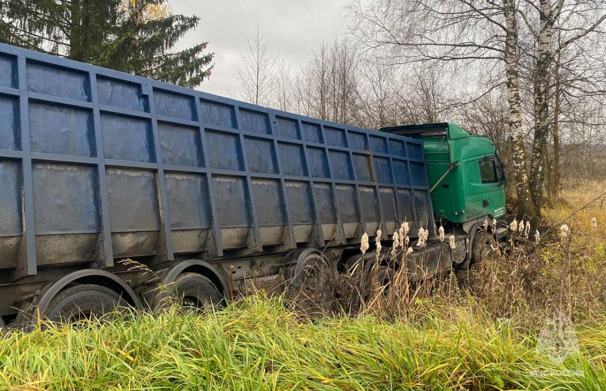 Сотрудники МЧС ликвидировали последствия ДТП с фурой в Тверской области - новости Афанасий
