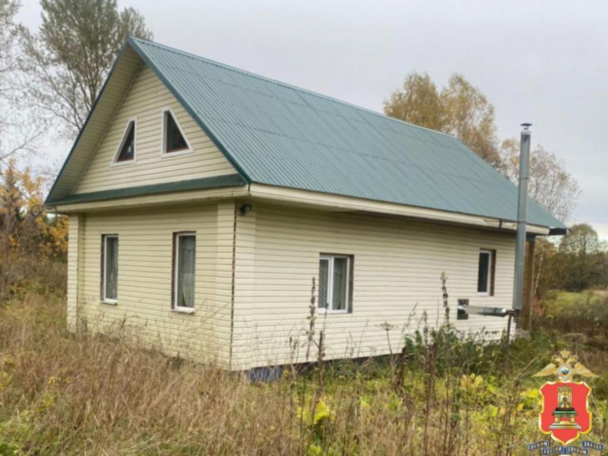 В деревне Тверской области полиция нашла «резиновый» домик с мигрантами Фото: УМВД Тверской области