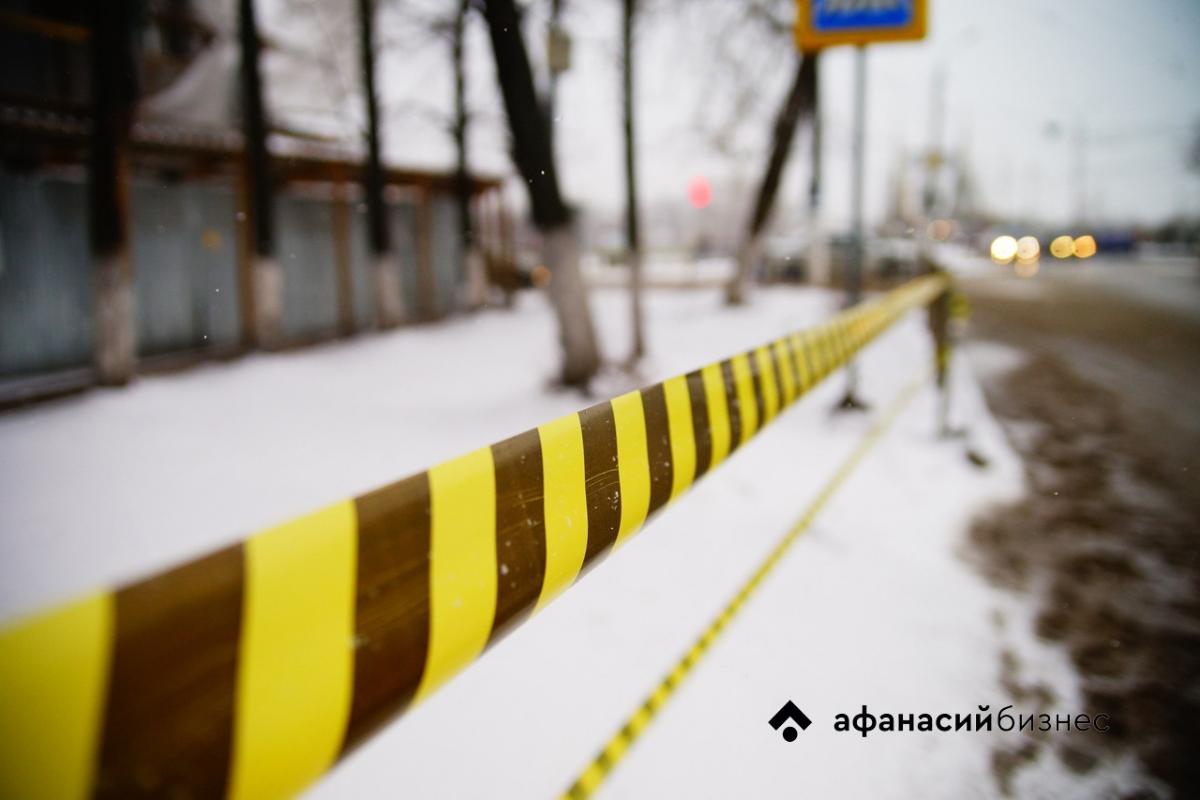 Девушка и ее машина пострадали после схода снега с крыши в Твери Фото: архив редакции