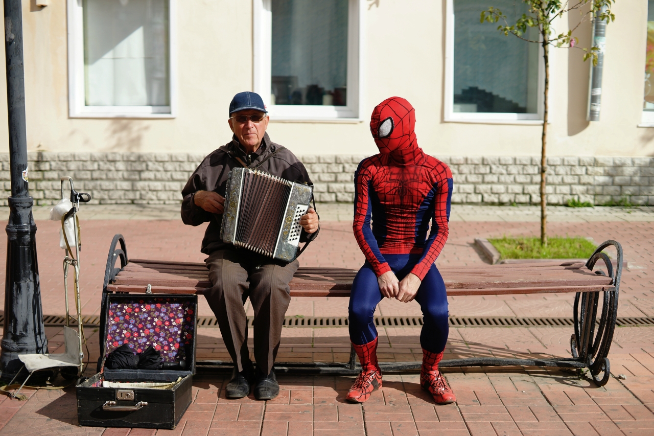Супергерой в городе. Тверской человек-паук играет на скрипке, верит в добро и помогает людям / фоторассказ 