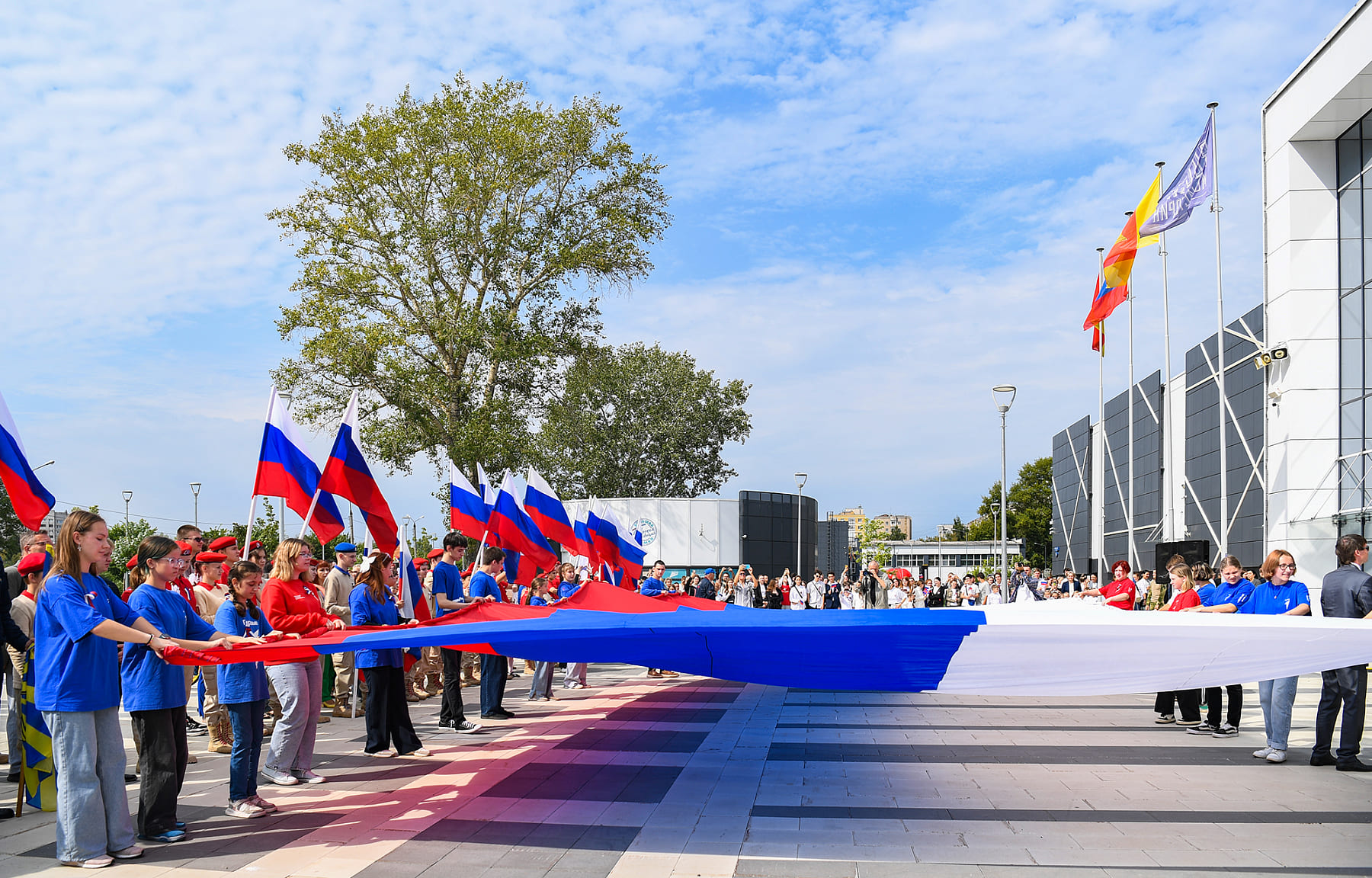 В муниципалитетах Тверской области прошли акции, посвящённые Дню Государственного флага РФ - новости Афанасий