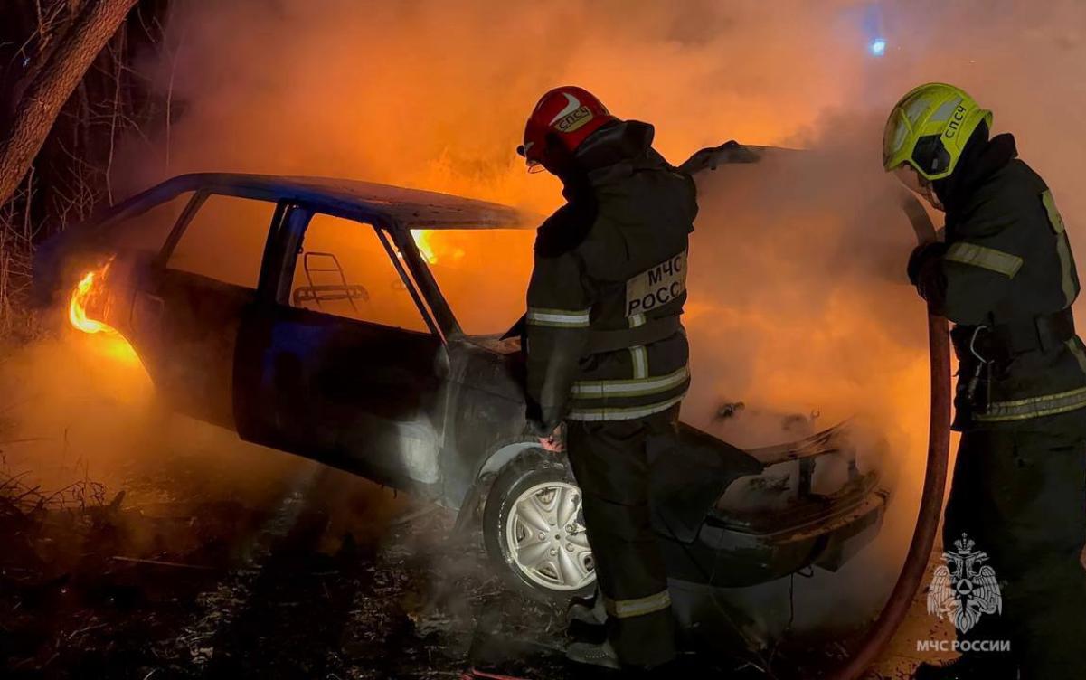 На Стрелковой улице в Твери подожгли автомобиль Фото: МЧС