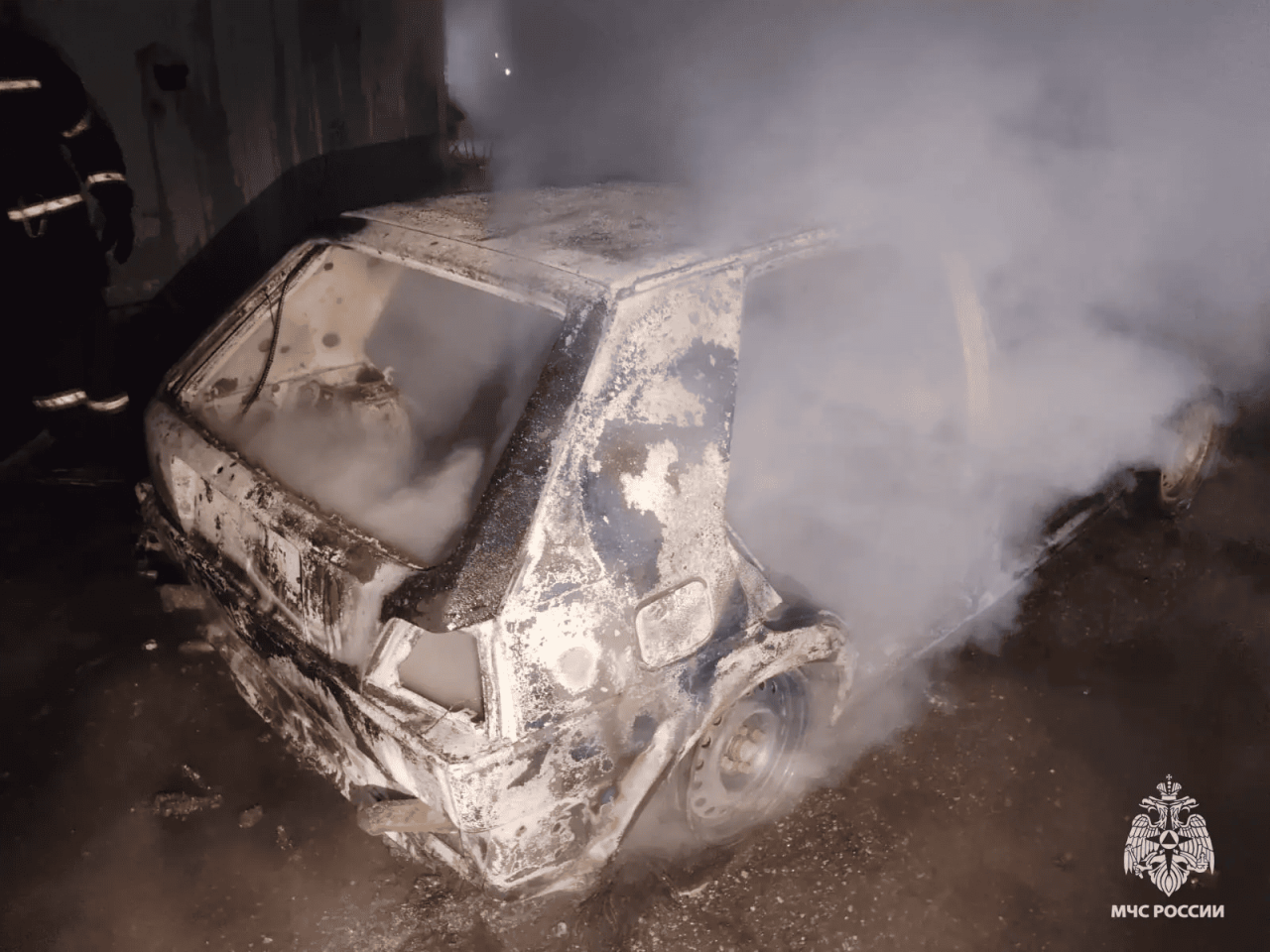 В Твери в гаражах сгорел автомобиль Фото, видео: МЧС