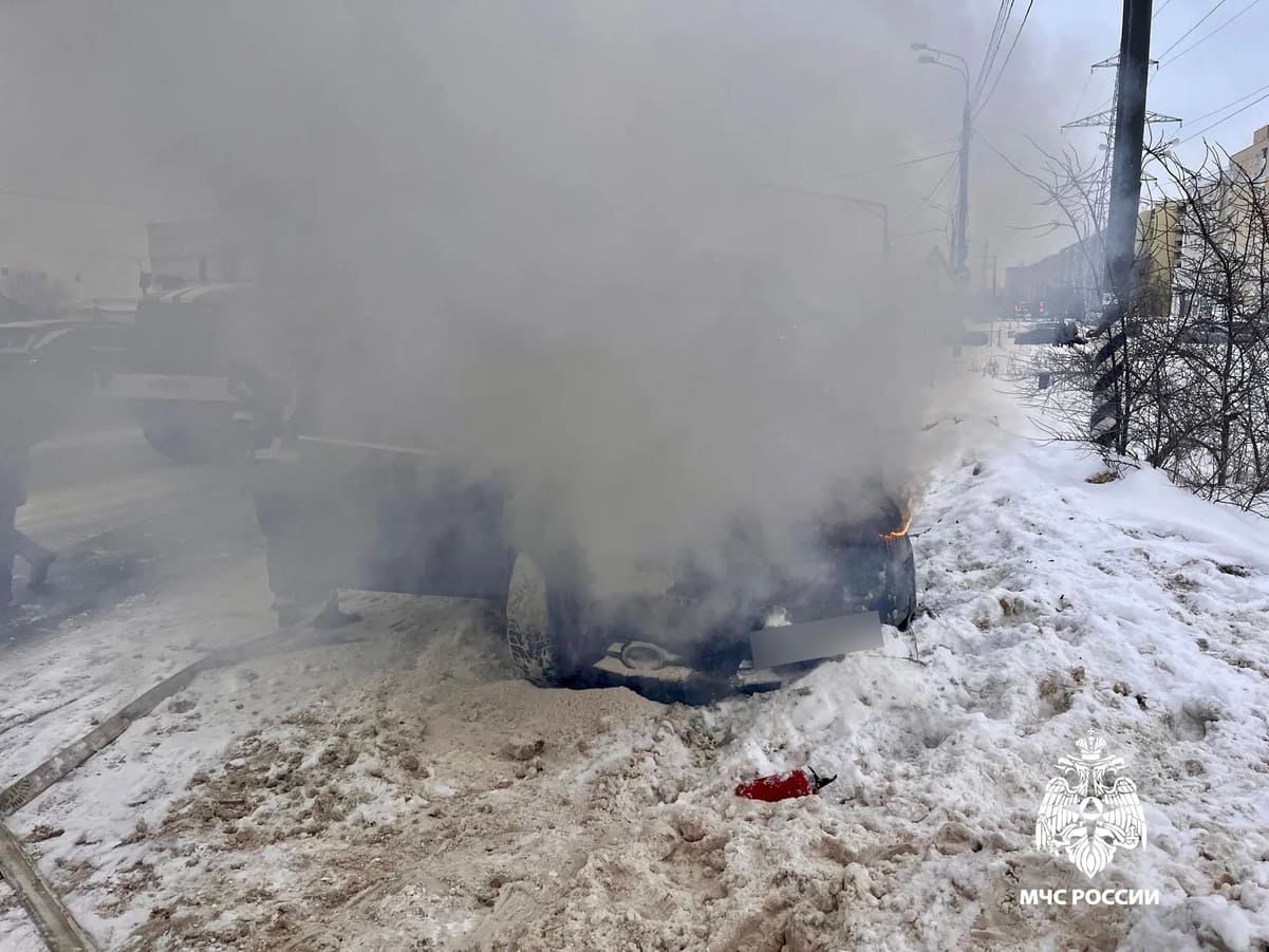 В Твери у ТЦ Глобус горел автомобиль Фото: МЧС