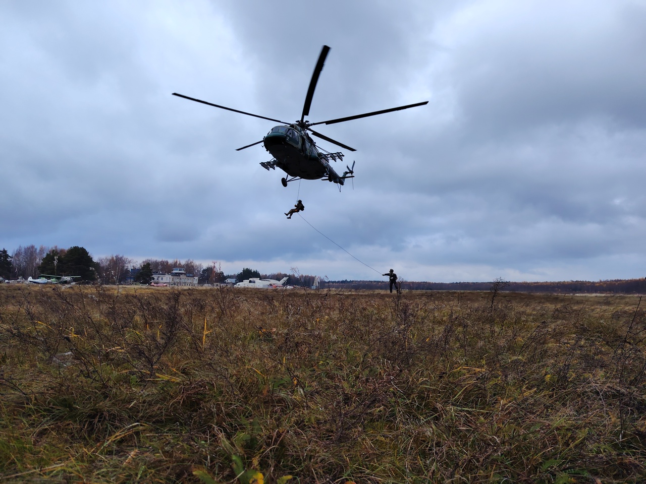 Тверские спецназовцы отработали беспарашютное десантирование с вертолета - новости Афанасий