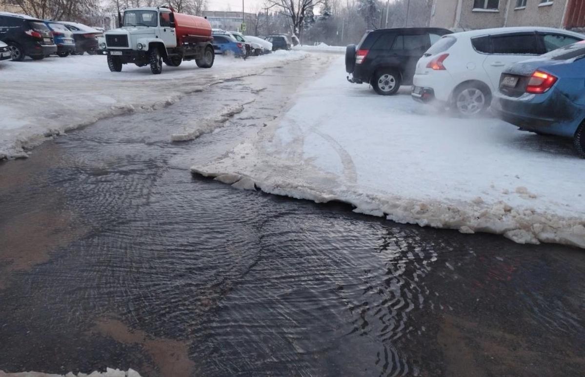 Улицу в Удомле затопило водой - новости Афанасий