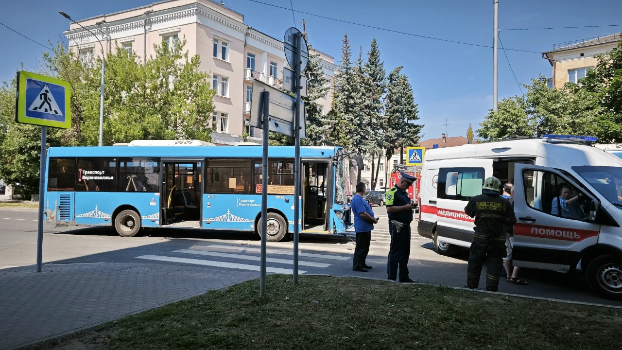 ДТП с автобусом произошло в центре Твери 