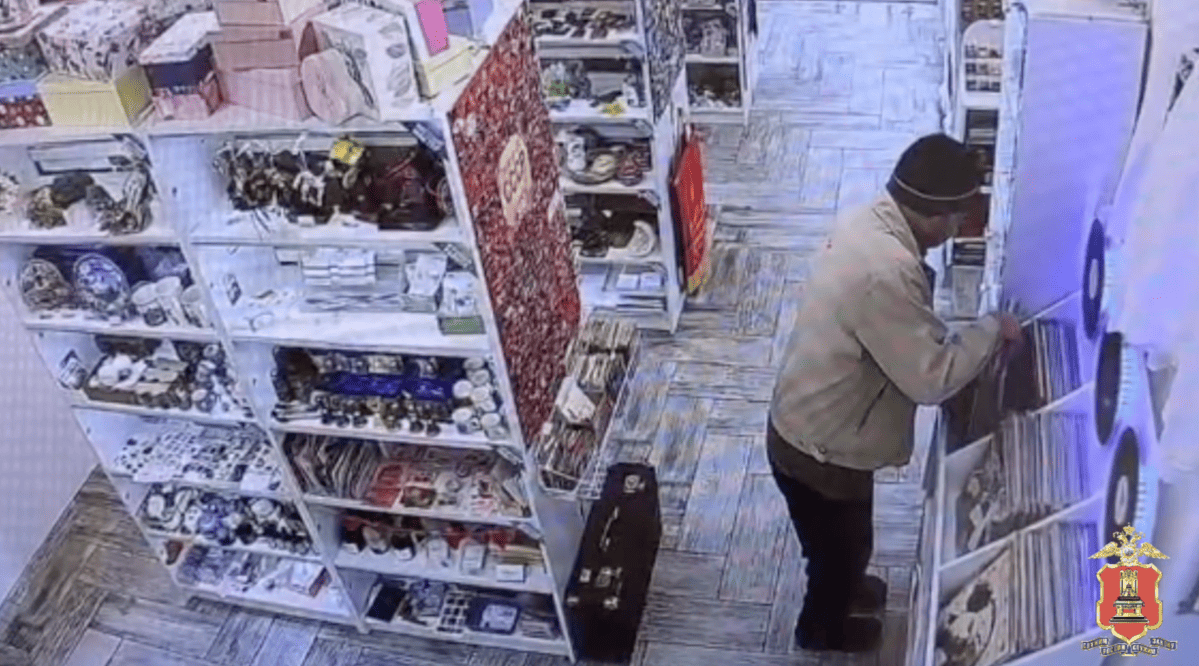 В Твери мужчина вынес из магазина три стопки винила на 100 тысяч рублей Видео: УМВД Тверской области