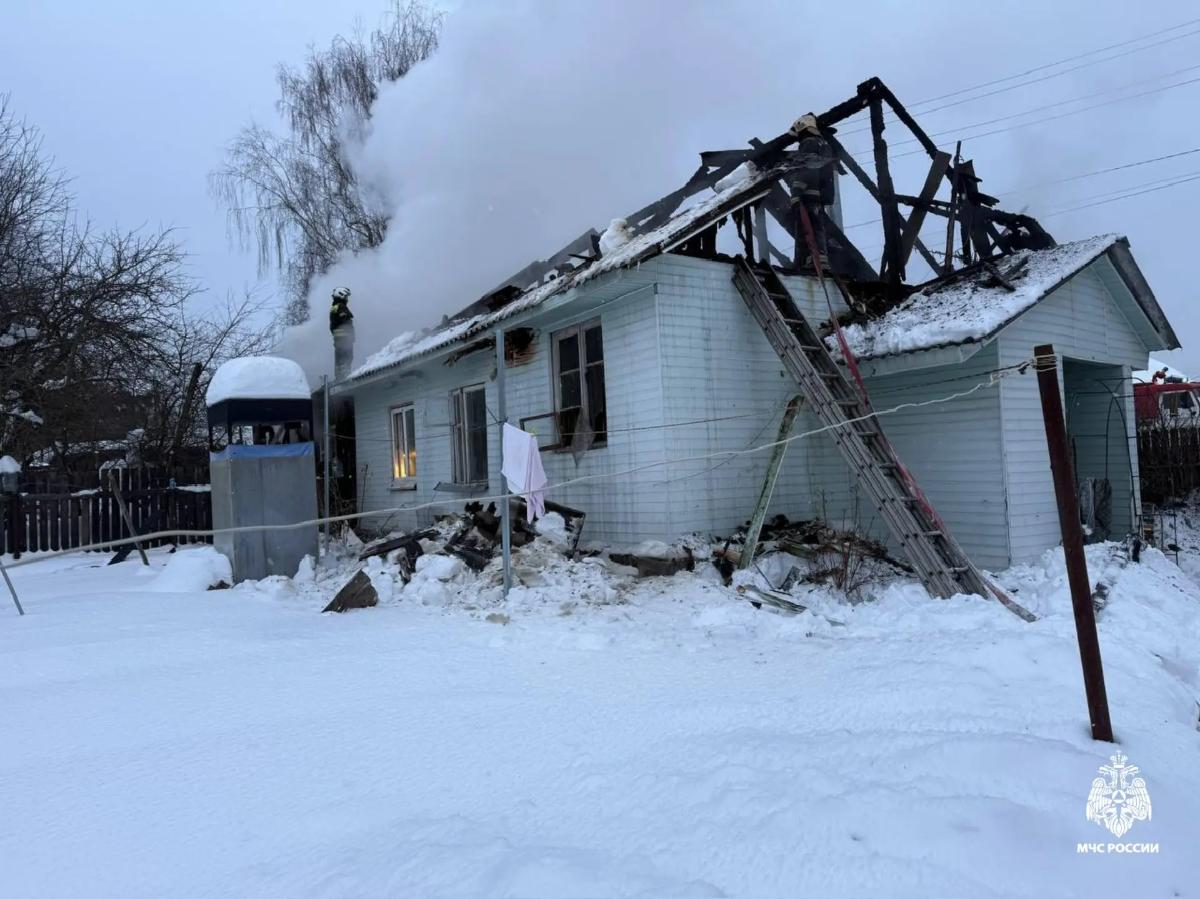 Под Тверью загорелся дом на две семьи Фото: МЧС