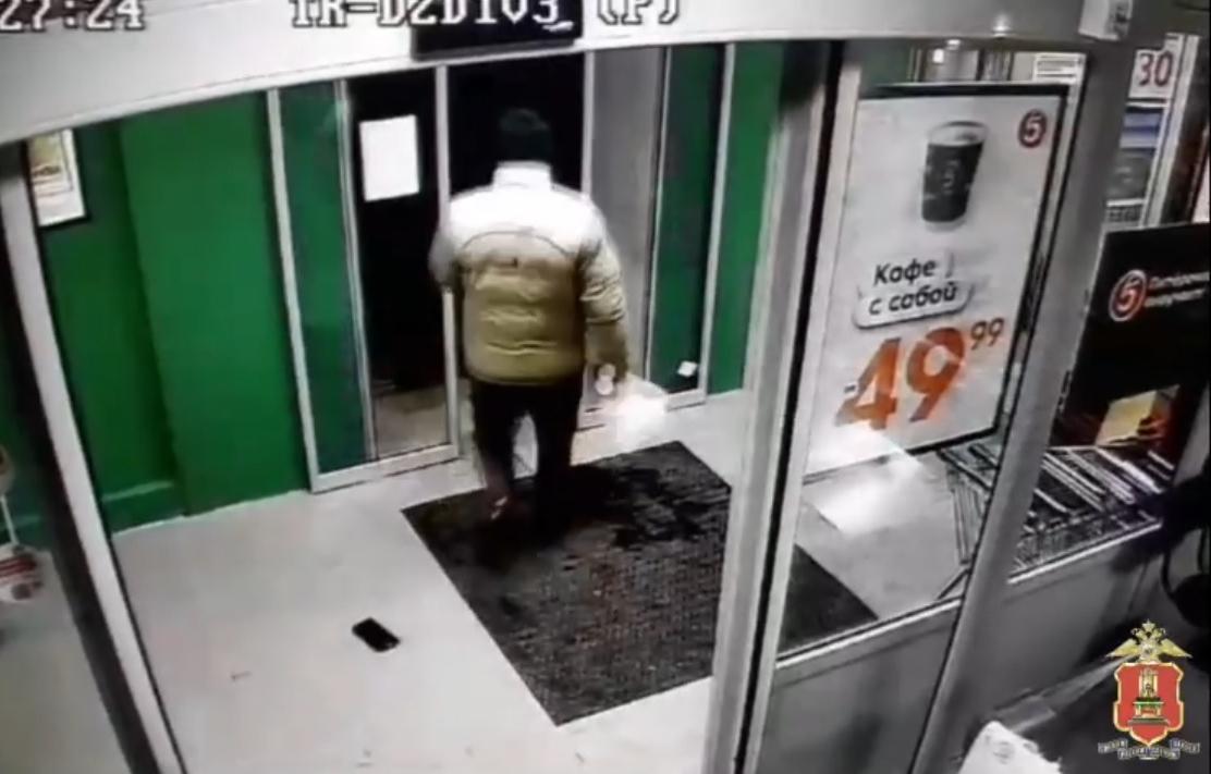 В Бежецке мужчина нашел на полу кошелек, потратил из него деньги, получил уголовный срок - новости Афанасий