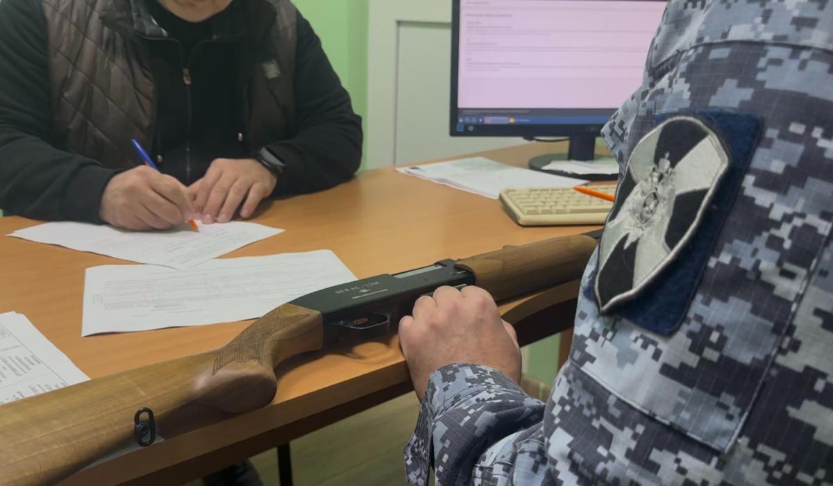 Тверские росгвардейцы изъяли у граждан 18 единиц оружия  Фото: Иван Моисеев