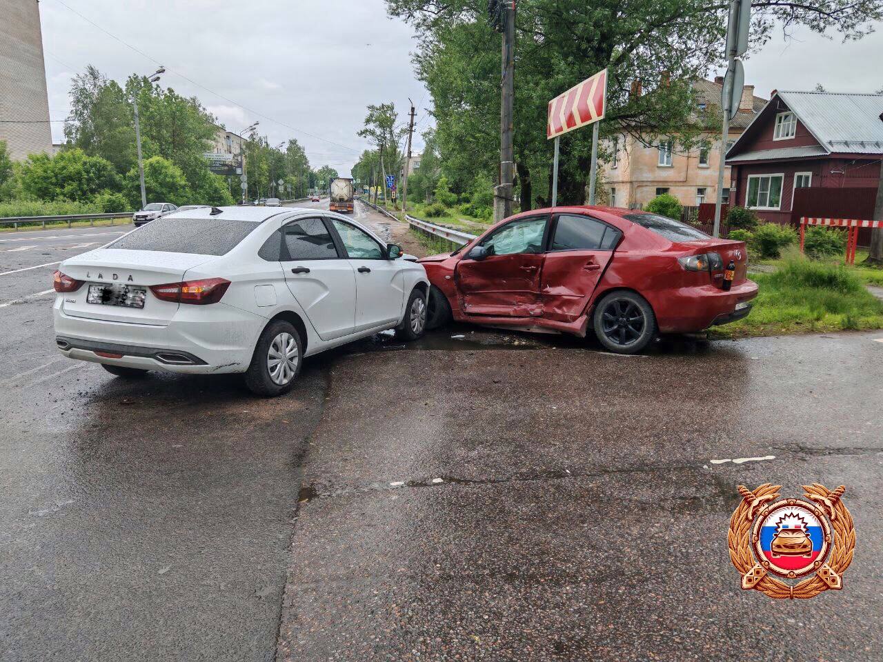 На М10 в Вышнем Волочке Тверской области столкнулись две легковушки Фото: ГАИ