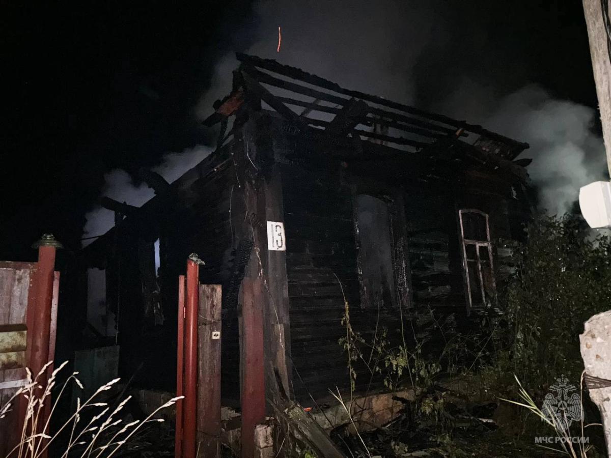 Жилой дом на улице Декабристов в Зубцове сгорел дотла Фото: МЧС Тверской области