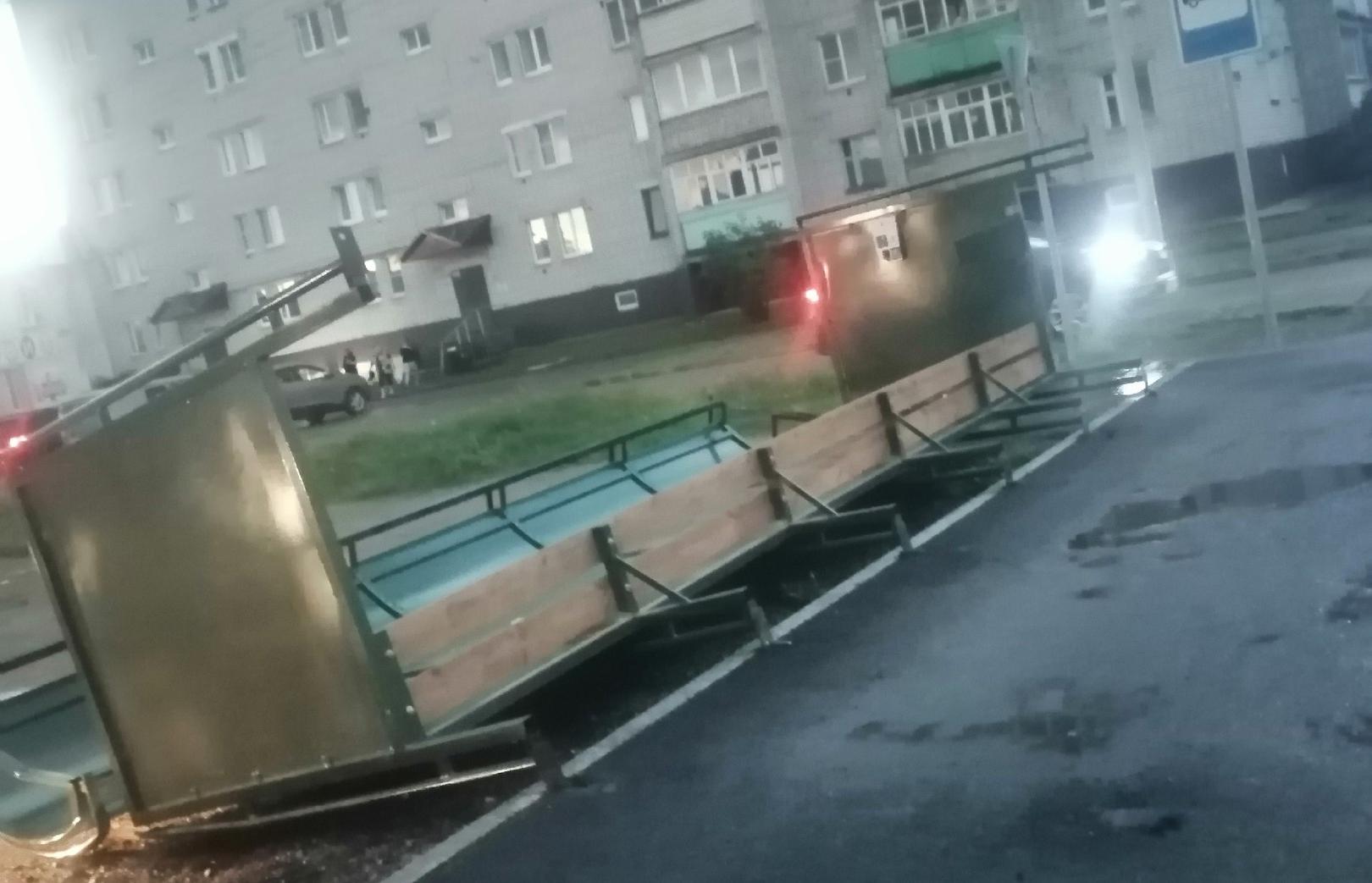 В Торопце остановка чуть не придавила подростков Фото: Подслушано Торопец