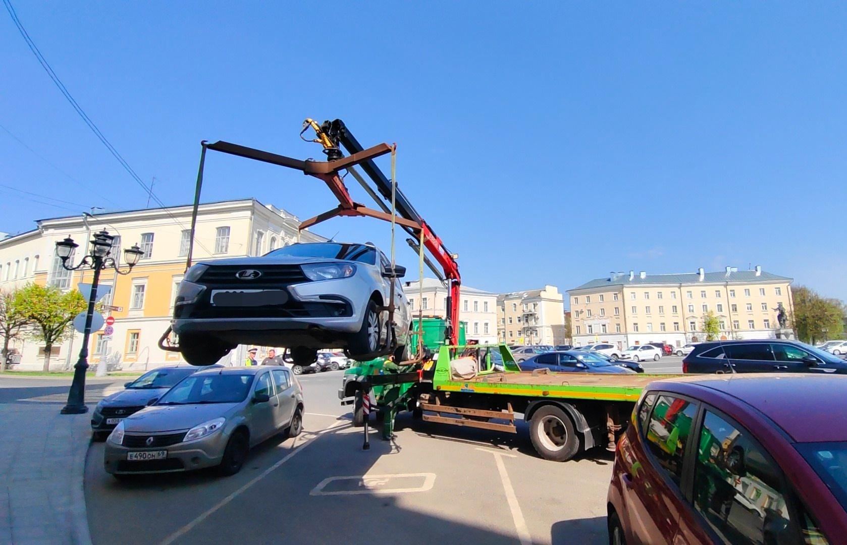 В Твери на площади Михаила Тверского сотрудники ГАИ искали инвалидов  - новости Афанасий