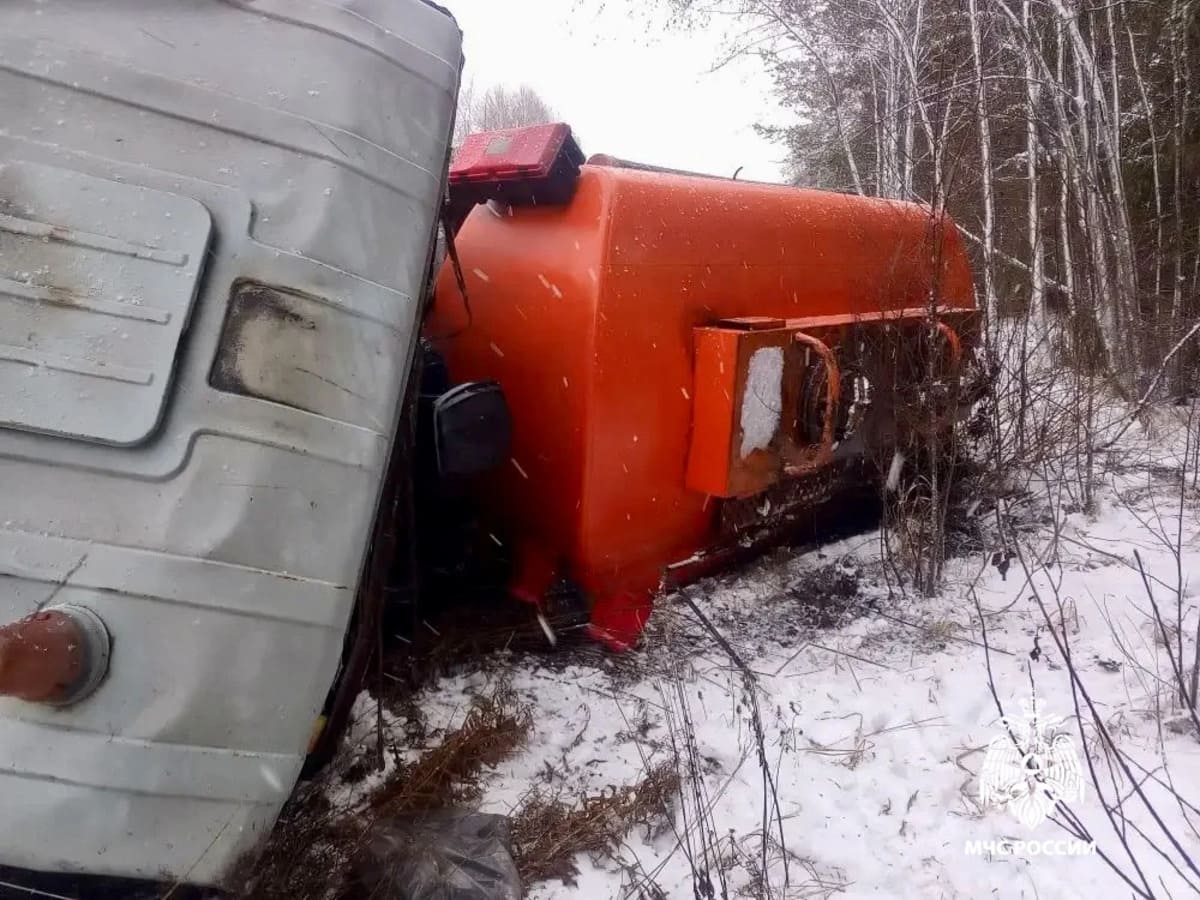В Тверской области опрокинулся бензовоз  Фото: ГУ МЧС России по Тверской области
