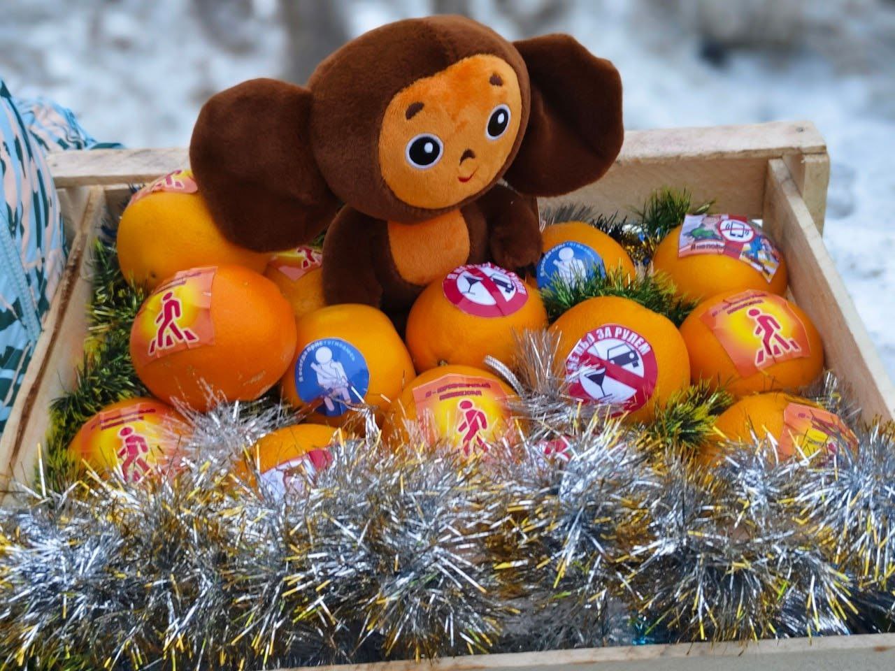 В Твери водителям и пешеходам раздавали «апельсины безопасности» 