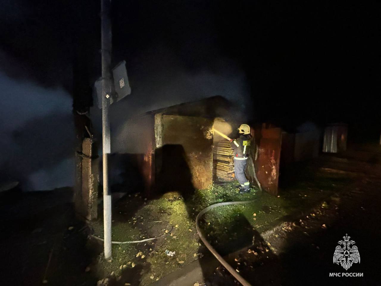 Под Ржевом в Тверской области за ночь сгорели пять гаражей Фото: ГУ МЧС России по Тверской области