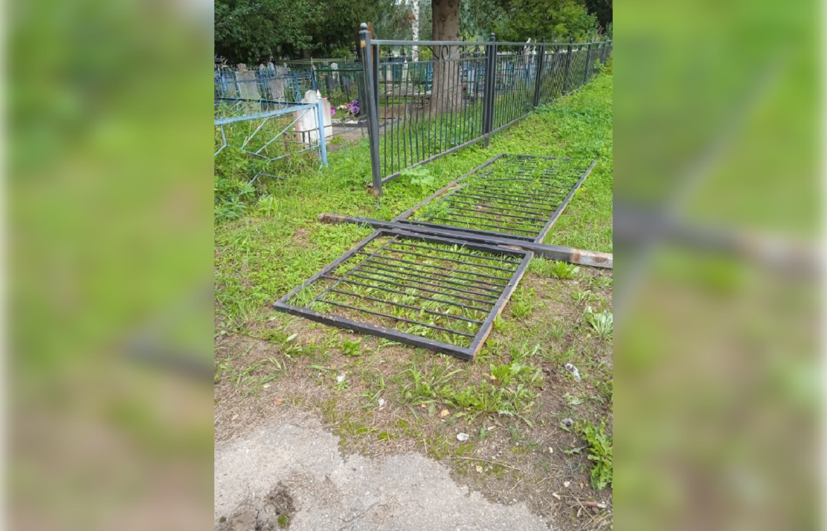 Ограду на кладбище в Спирово сломал неизвестный водитель - новости Афанасий
