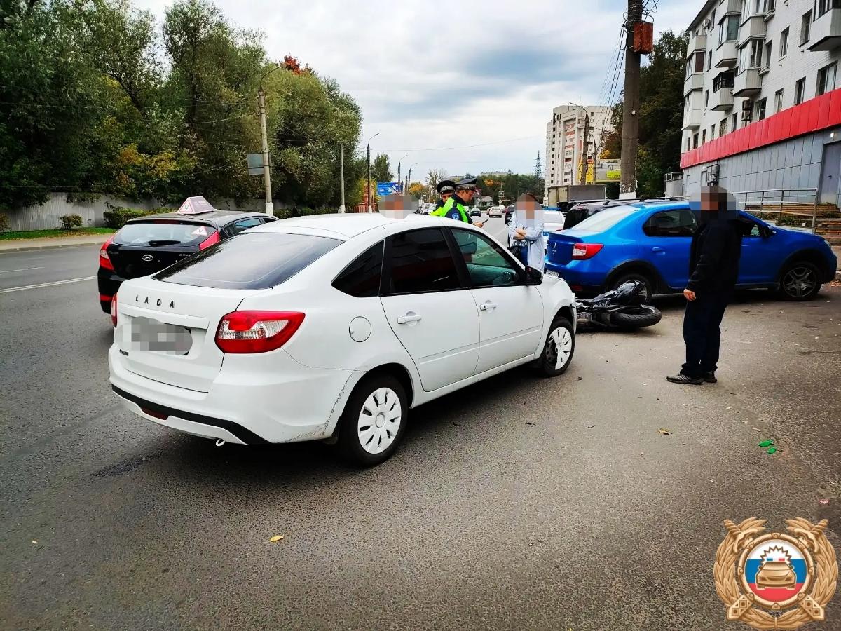 На Волоколамском проспекте в Твери автомобилистка сбила мотоциклиста Фото: ГАИ