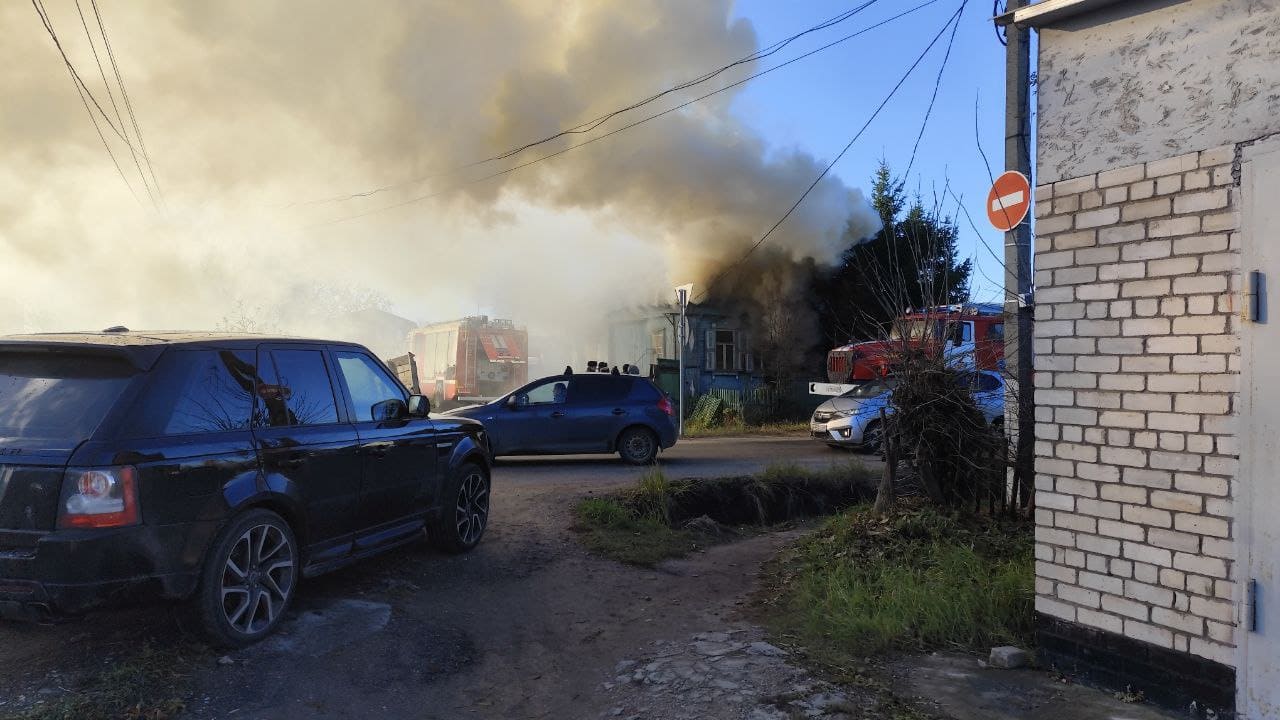 В Твери у Южного кольца горит жилой дом Фото, видео: Игорь Стасюк